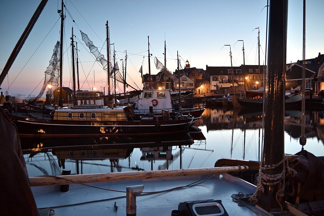 Abends am kleinen Hafen von Urk am Ijsselmeer, Niederlande