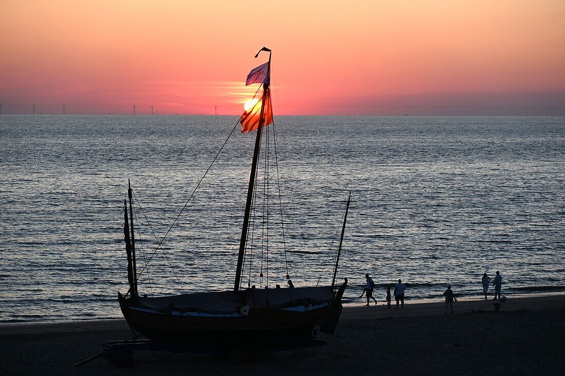 Sonnenuntergang am Strand von Egmont aan Zee bei Alkmaar, Noord-Holland, Niederlande