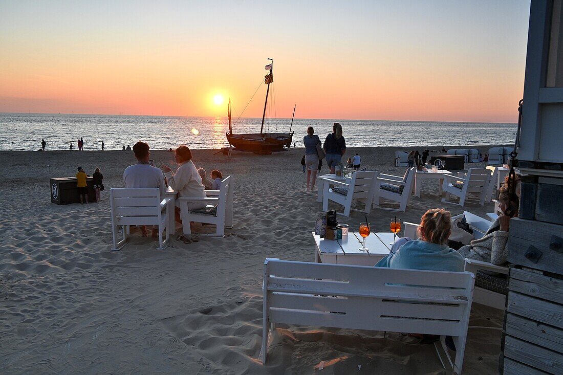 Sonnenuntergang am Strand von Egmont aan Zee bei Alkmaar, Noord-Holland, Niederlande