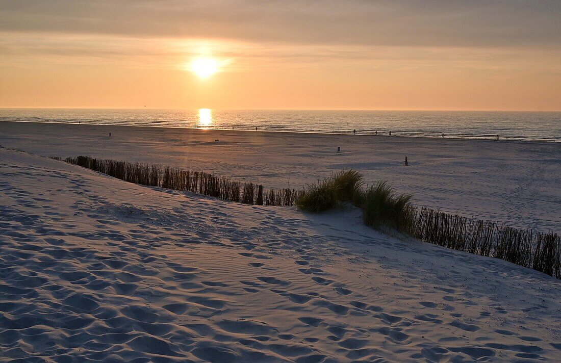 Sonnenuntergang am Strand von Nes auf der Insel Ameland, Friesland, Niederlande