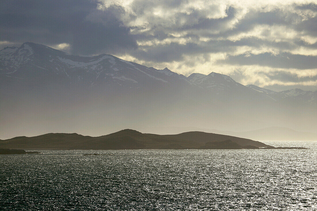 Argentien; Feuerland; Beagle Kanal auf argentinischer Seite; Grenze zu Chile; Blick auf die Berggipfel der Isla Navarino in Chile