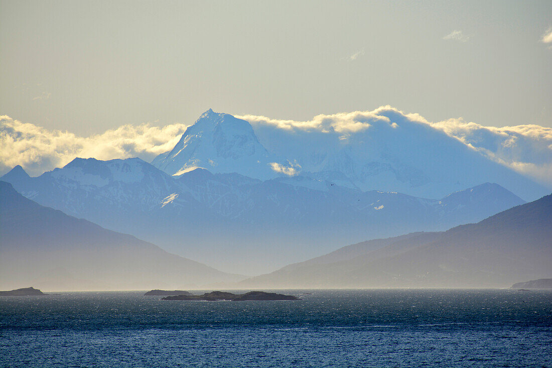 Argentinien; Provinz Tierra del Fuego; an der Grenze zu Chile; Beagle Kanal; Schnee bedeckte Gipfel der Isla Navarino in Süd-Chile
