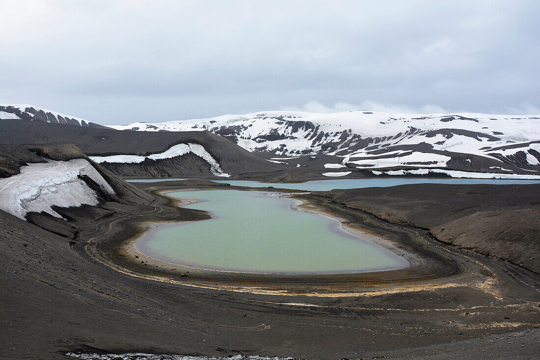 Antarktis; südliche Shetlandinseln; Deception Island; Lagune in der Telefon Bay; ringförmige Insel; Gipfelbereich eines riesigen, submarinen Vulkan; Bucht im Inneren ist die Caldera