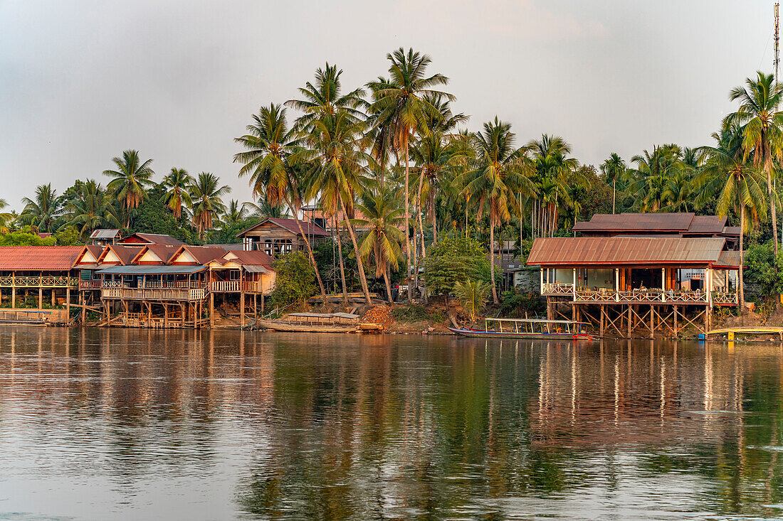 Stelzenhäuser am Mekong auf der Insel Don Khon, Si Phan Don, Provinz Champasak, Laos, Asien  