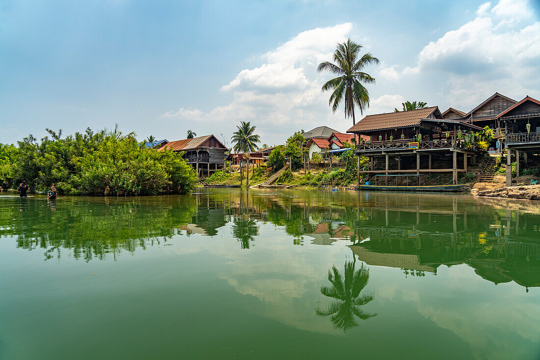 Stilt houses on the Mekong on Don Det Island, Si Phan Don, Champasak Province, Laos, Asia