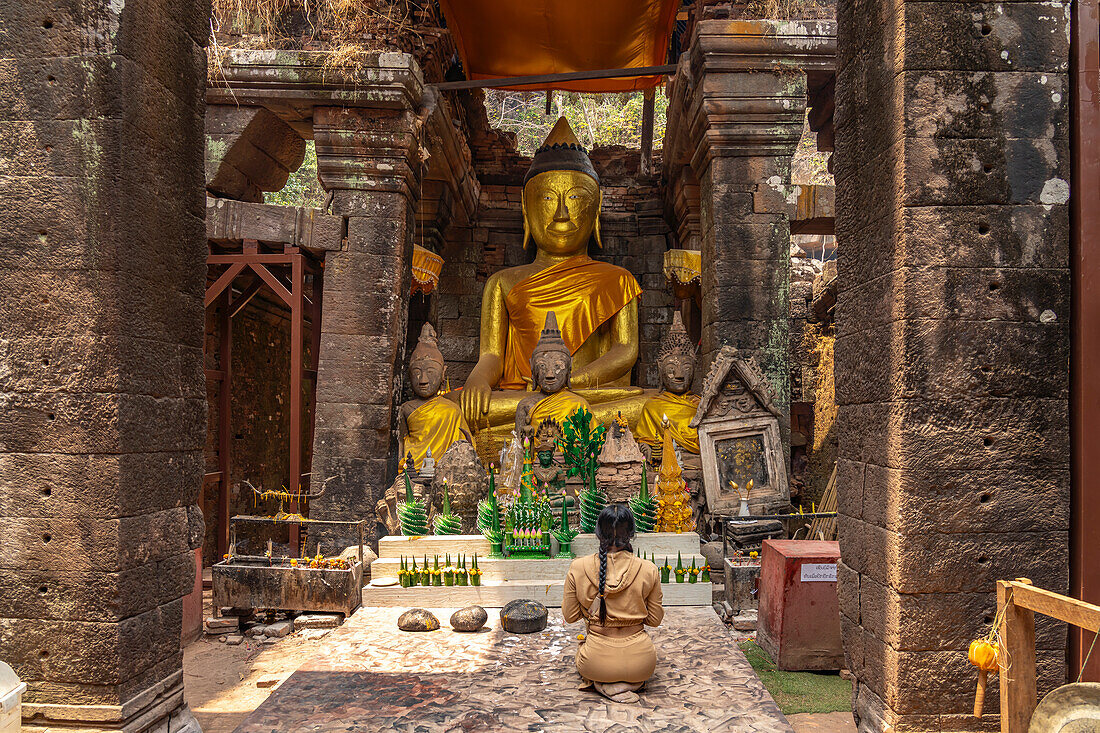 Moderne Buddha Statuen im zentralen Heiligtum des Bergtempel Wat Phu, Provinz Champasak, Laos, Asien  