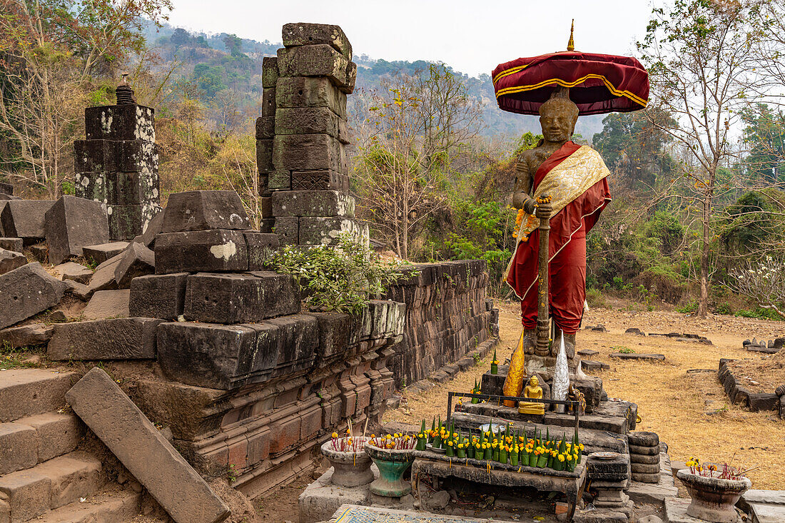 Statue König Kammmatha, Dvarapala oder Torwächter am Bergtempel Wat Phu, Provinz Champasak, Laos, Asien 