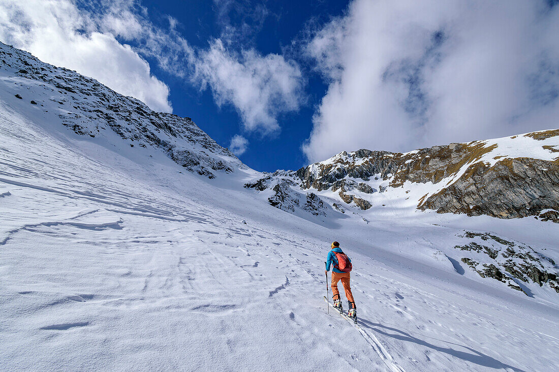 Frau auf Skitour steigt zur Grinbergspitze auf, Grinbergspitze, Tuxer Kamm, Zillertaler Alpen, Tirol, Österreich