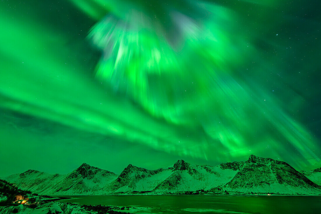 Polarlicht über Steinfjord, Tungeneset, Senja, Troms og Finnmark, Norwegen