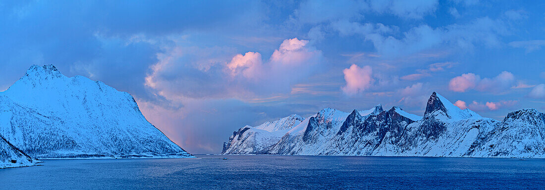Panorama mit Bergkulisse mit Segla über dem Mefjord, Mefjord, Senja, Troms og Finnmark, Norwegen