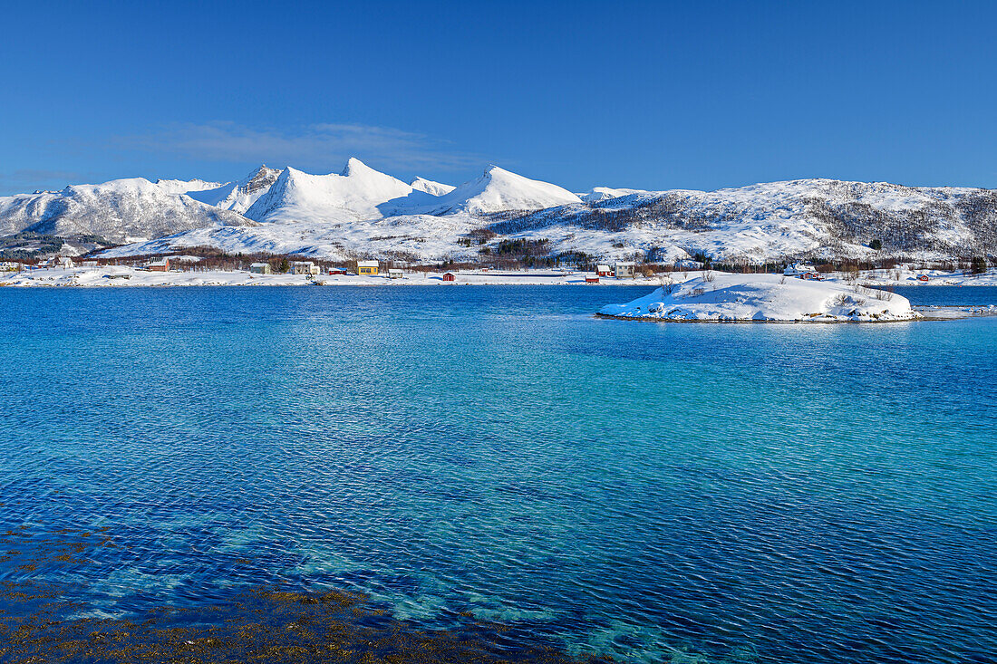 Blick auf türkisblaues Wasser des Nordfjord, Nordfjord, Senja, Troms og Finnmark, Norwegen
