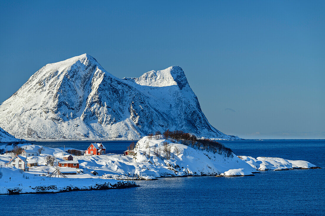 Verschneite Häuser und Berge am Nordfjord, Nordfjord, Senja, Troms og Finnmark, Norwegen