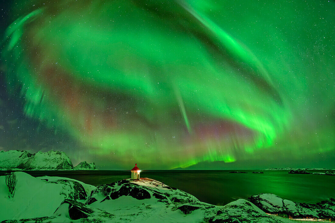 Polarlicht über Landzunge mit Leuchtturm, Senja, Troms og Finnmark, Norwegen
