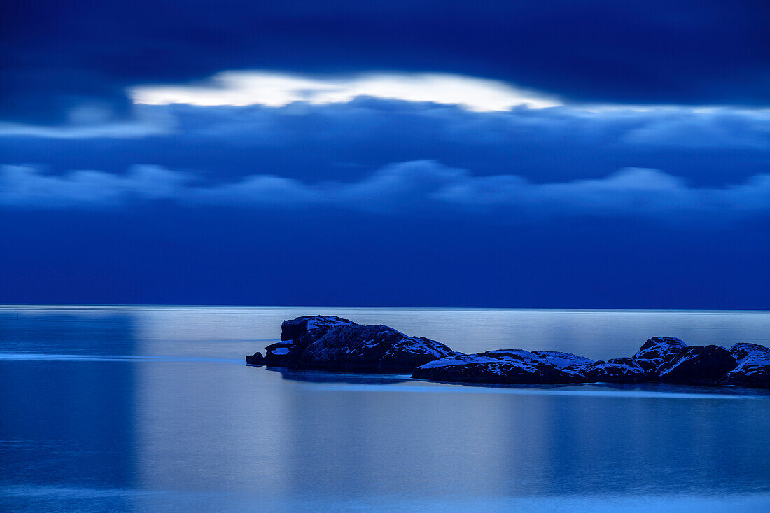 Abendliche Wolkenstimmung über dem Fjord, Hamn, Hamn i Senja, Senja, Troms og Finnmark, Norwegen