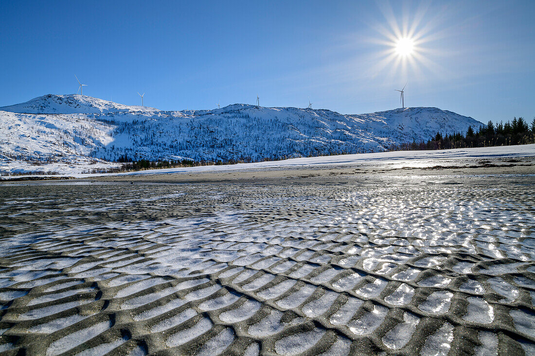 Vereister Sandstrand von Sandvika, Kvaloya, Troms og Finnmark, Norwegen