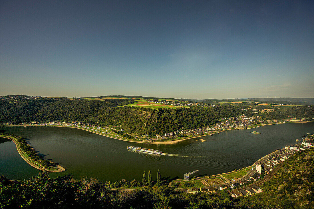 View from the Rheinsteig to the Rhine Valley near St. Goar and St.Goarshausen, in the background the foothills of the Hunsrück, Upper Middle Rhine Valley, Rhineland-Palatinate, Germany