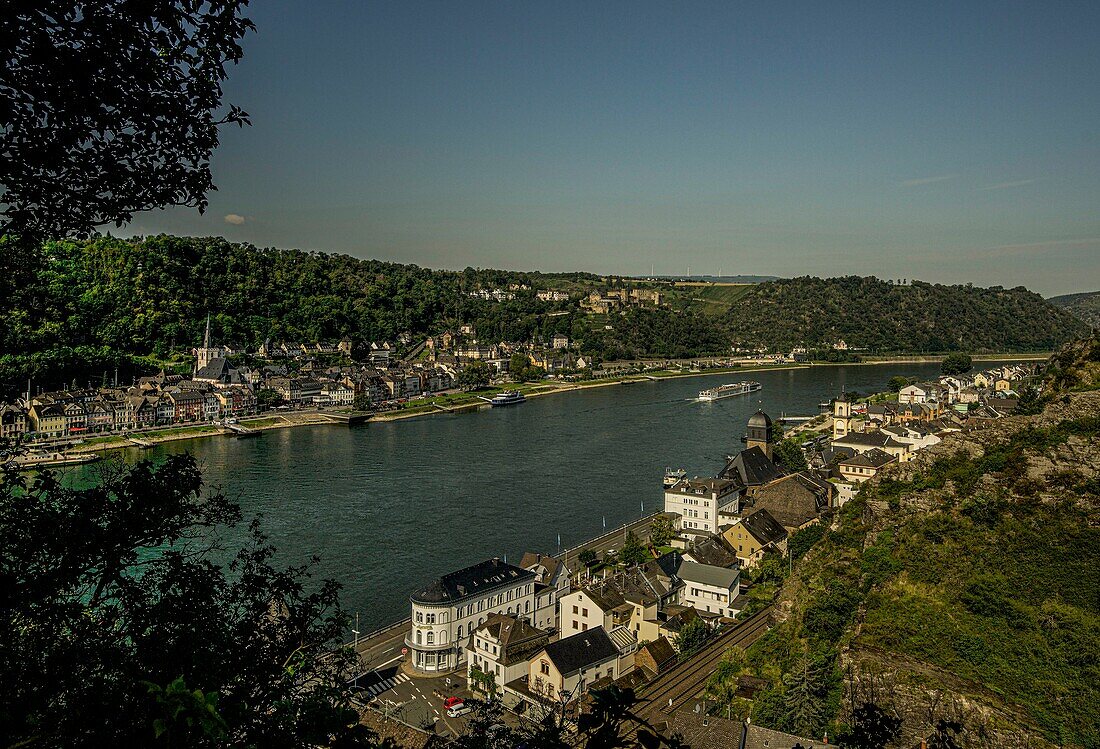 Blick vom Rheinsteig auf das Rheintal bei St. Goarshausen und St. Goar, Oberes Mittelrheintal, Rheinland-Pfalz, Deutschland