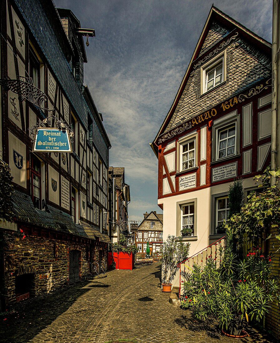 Straße der Salmfischer und historische Bürgerhäuser in der Altstadt von St. Goarshausen, Oberes Mittelrheintal, Rheinland-Pfalz, Deutschland