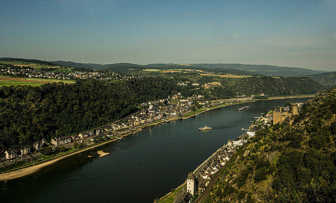 View from the Rheinsteig to the Rhine Valley near St. Goarshausen and St. Goar, in the background the heights of the Hunsrück, Upper Middle Rhine Valley, Rhineland-Palatinate, Germany