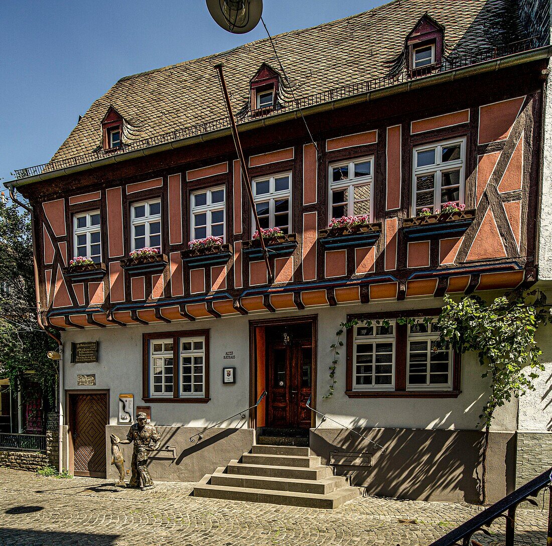 Old town hall in the old town of St. Goarshausen, in the foreground the statue of a salmon fisherman, Upper Middle Rhine Valley, Rhineland-Palatinate, Germany