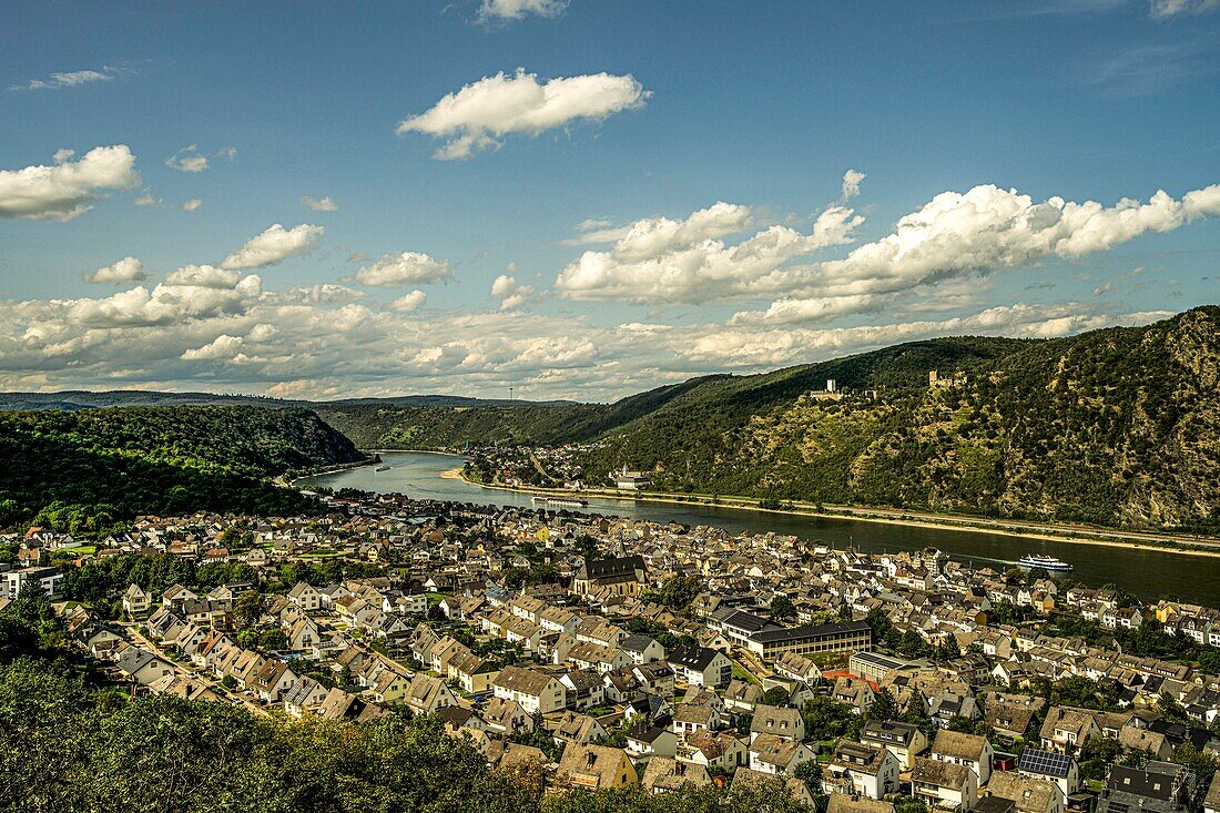 Blick vom Rheinburgenweg auf Bad Salzig und das Rheintal, im Hintergrund die Burgen Sterrenberg und Liebenstein, Oberes Mittelrheintal, Rheinland-Pfalz, Deutschland