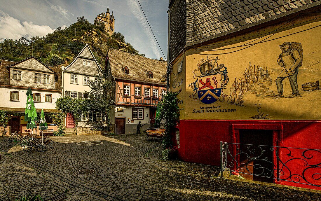 Fassadenmalerei und Bürgerhäuser in der Altstadt von St. Goarshausen, Oberes Mittelrheintal, Rheinland-Pfalz, Deutschland