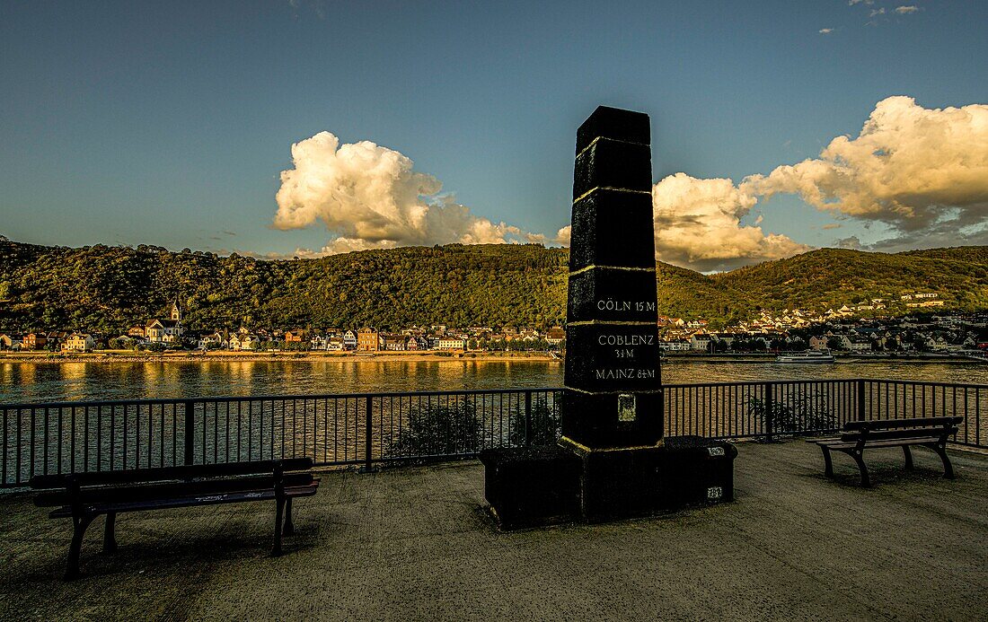 Viewpoint on the Rhine with Prussian milestone, in the background Kamp-Bornhofen in the evening light, Upper Middle Rhine Valley, Rhineland-Palatinate, Germany