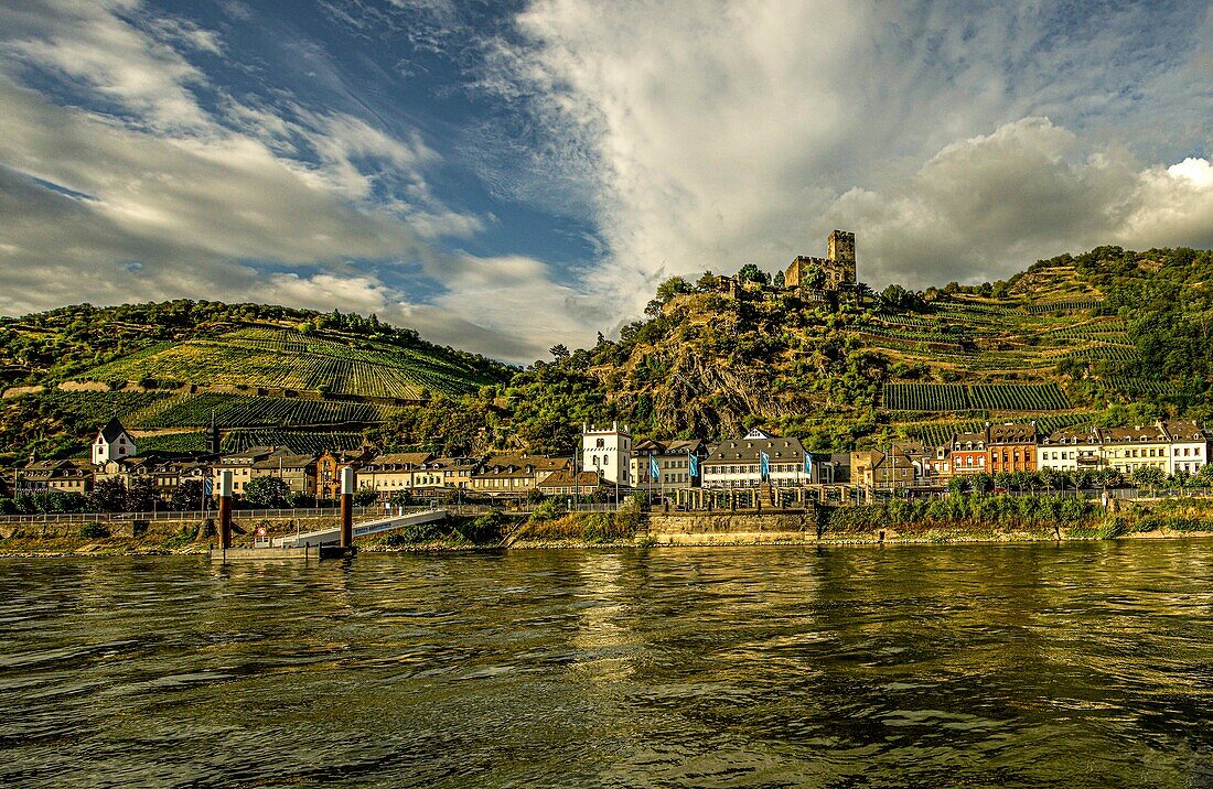 Altstadt von Kaub im Abendlicht, im Hintergrund Burg Gutenfels, Oberes Mittelrheintal, Rheinland-Pfalz, Deutschland