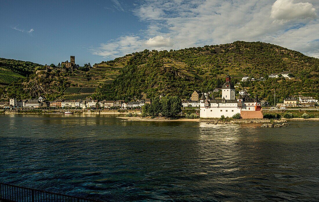 Burg Pfalzgrafenstein in Kaub im Abendlicht, im Hintergrund Burg Gutenfels, Oberes Mittelrheintal, Rheinland-Pfalz, Deutschland