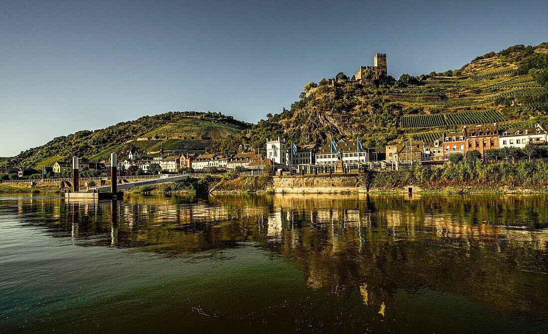 Altstadt von Kaub im Abendlicht, im Hintergrund Burg Gutenfels, Oberes Mittelrheintal, Rheinland-Pfalz, Deutschland