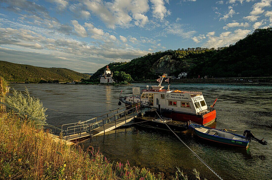 Pfalzgrafenstein Castle and ferry to the castle in the evening light, Kaub, Upper Middle Rhine Valley, Rhineland-Palatinate, Germany