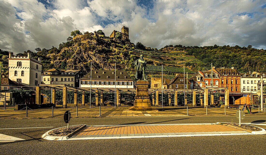 Blücher monument in front of the old town of Kaub in the evening light, in the background Gutenfels Castle, Upper Middle Rhine Valley, Rhineland-Palatinate, Germany