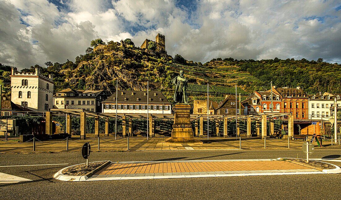 Blücherdenkmal vor der Altstadt von Kaub im Abendlicht, im Hintergrund Burg Gutenfels, Oberes Mittelrheintal, Rheinland-Pfalz, Deutschland