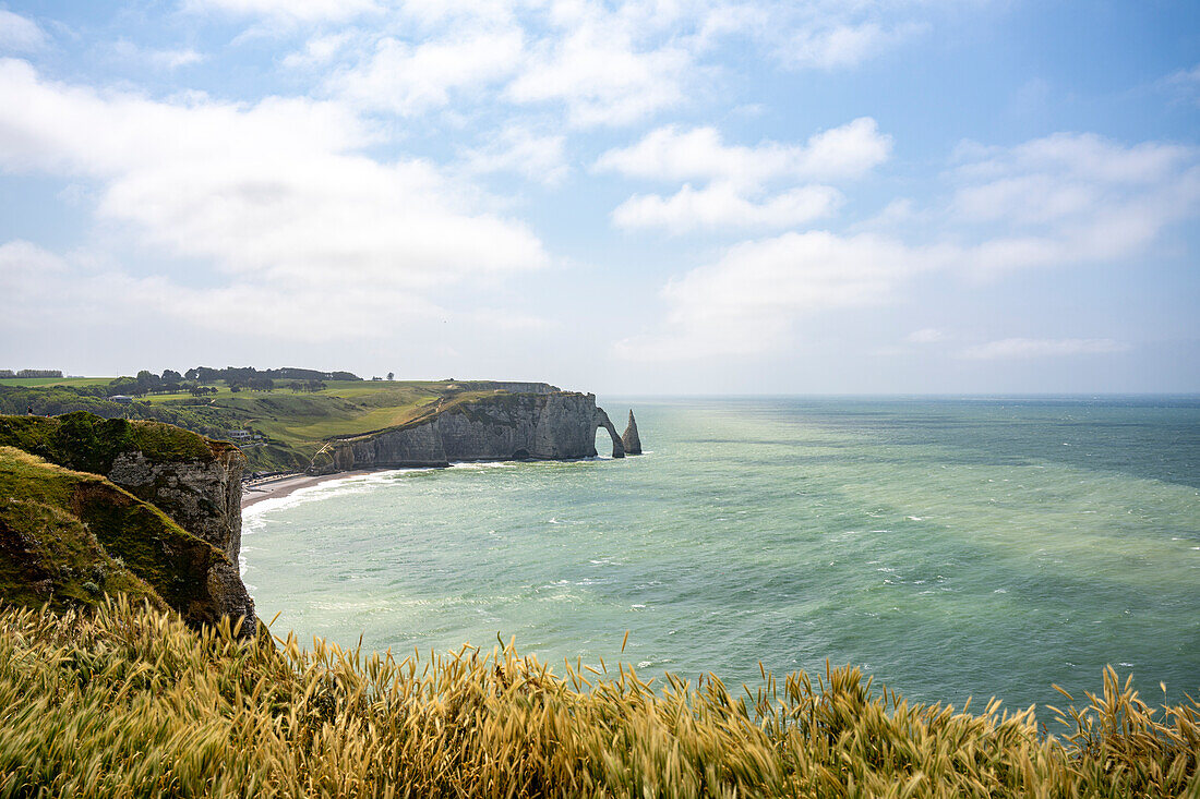 Chalk cliffs and cliffs along the GR21 long-distance hiking trail between Étretat and Yport