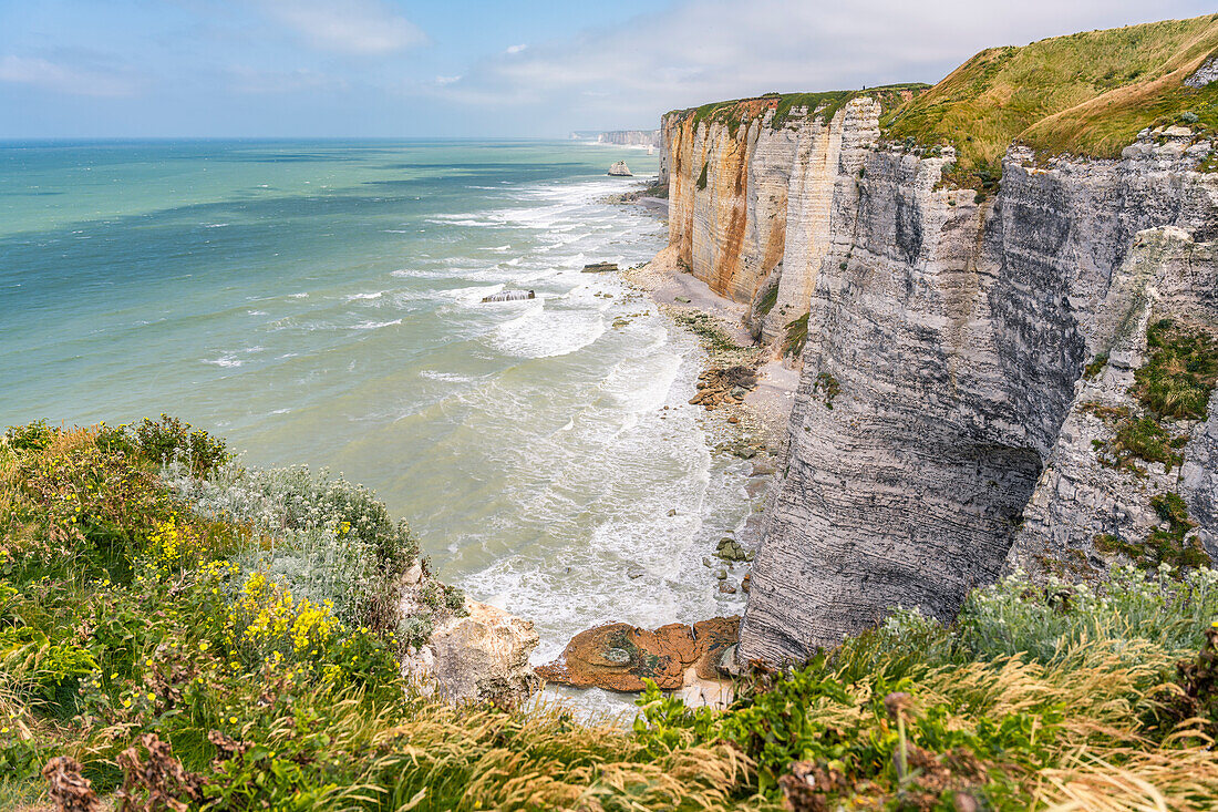 Chalk cliffs and cliffs along the long-distance hiking trail between Étretat and Yport