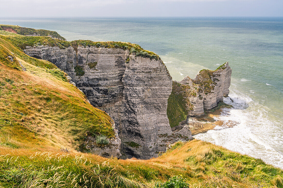 Chalk cliffs and cliffs along the long-distance hiking trail between Étretat and Yport