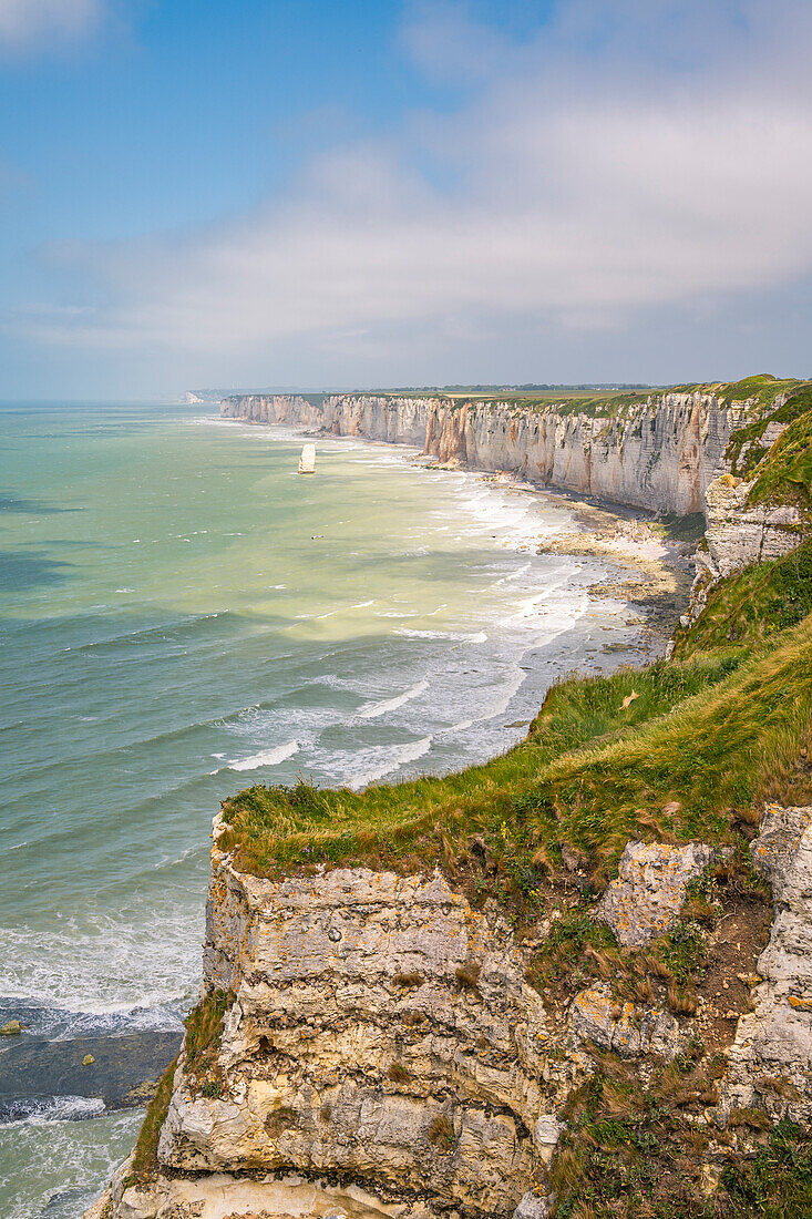 Chalk cliffs and cliffs along the long-distance hiking trail between Étretat and Yport