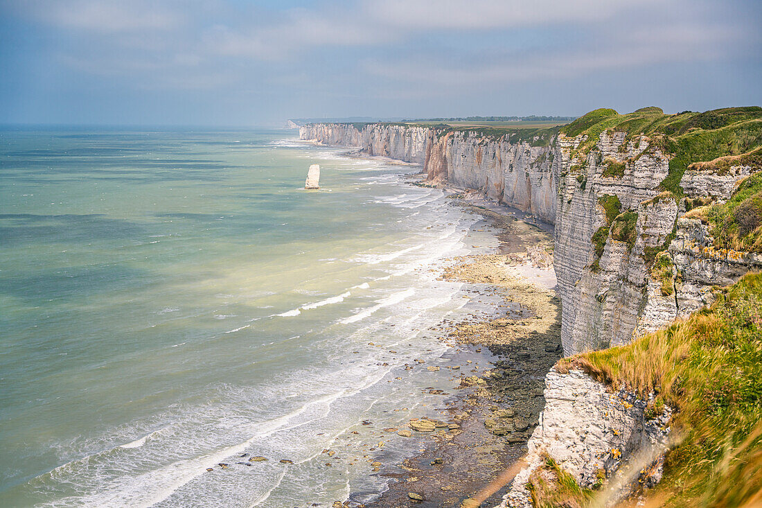 Chalk cliffs and cliffs along the long-distance hiking trail between Étretat and Yport