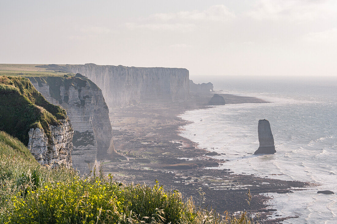 Chalk cliffs and cliffs along the long-distance hiking trail between Étretat and Yport