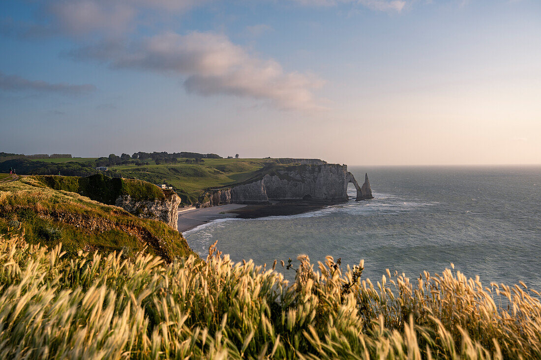 Chalk cliffs and cliffs along the long-distance hiking trail between Étretat and Yport