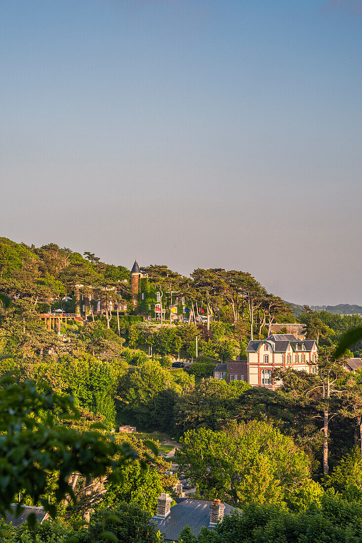 Blick auf das Luxushotel Le Donjon - Domaine Saint Clair in den Hügeln oberhalb von Étretat, Normandie, Frankreich