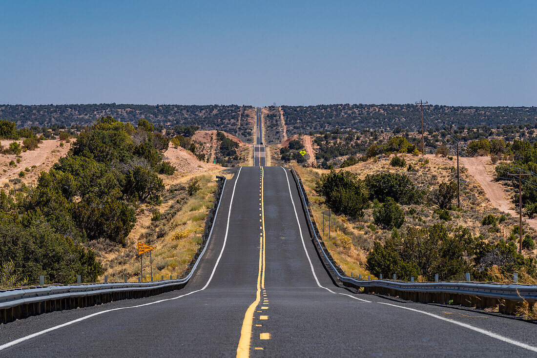 Autobahn, die in die Arizona-Wüste führt, Arizona, USA