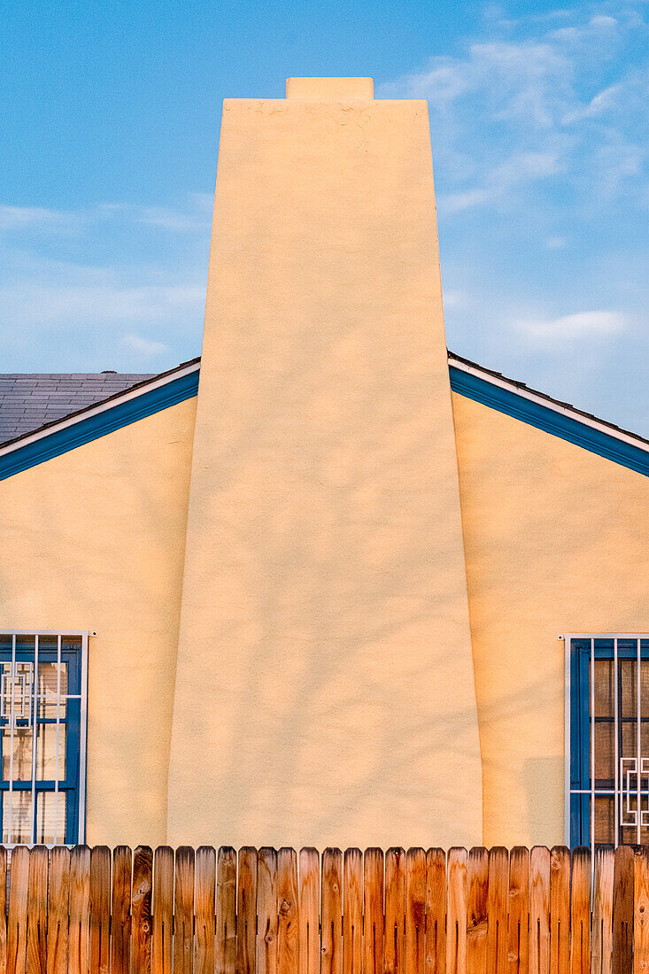 Symmetrische Ansicht eines Hauses in Albuquerque, New Mexico, USA