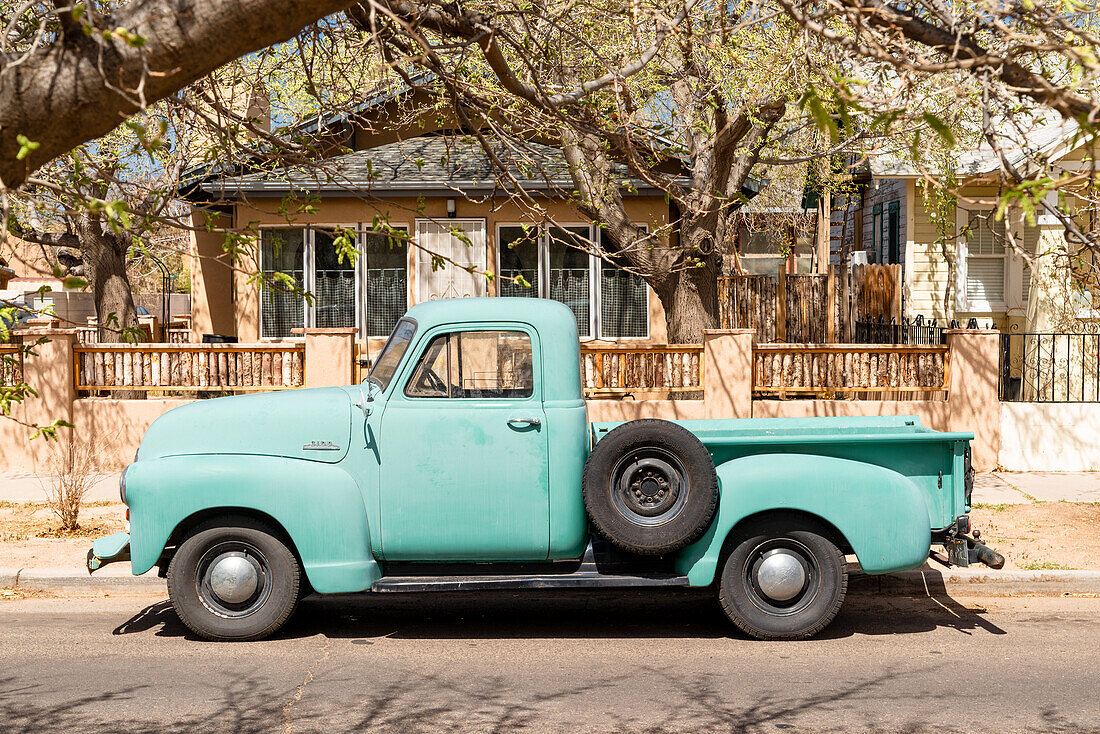 Von der Sonne gebleichter grüner Oldtimer-Pick-up-Truck, der in den Straßen von Albuquerque, New Mexico, geparkt ist.