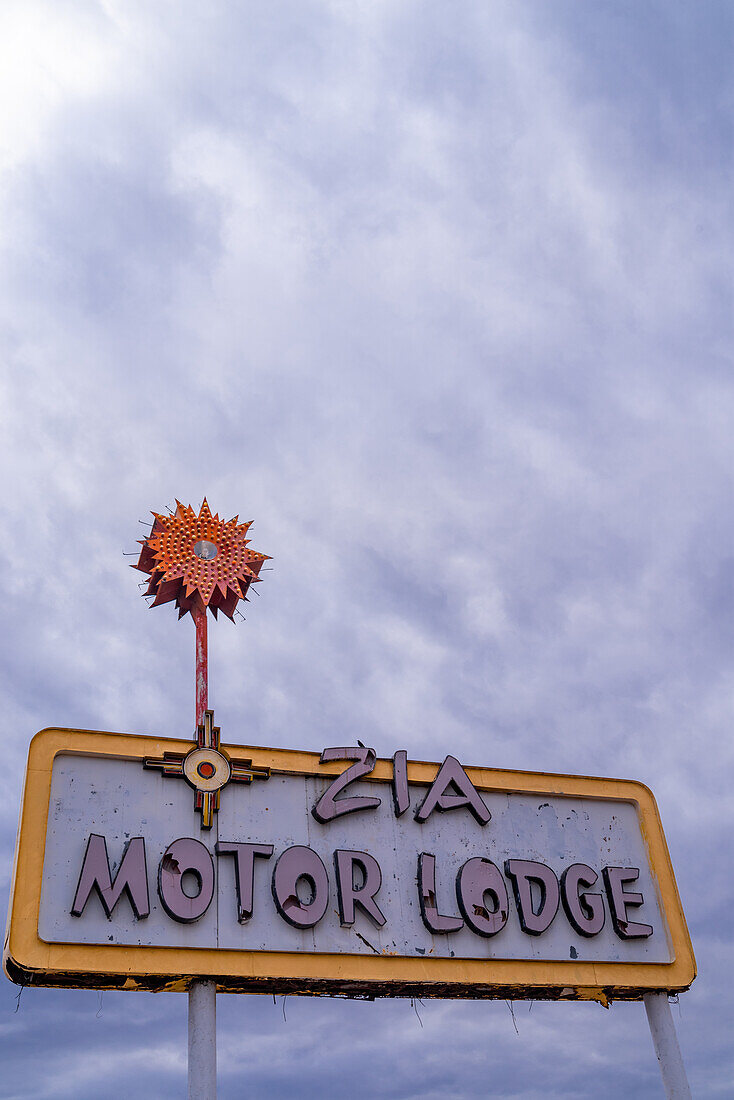 Alte Leuchtreklame eines Motels namens Zia Motor Lodge an der ehemaligen Route 66 in Albuquerque, New Mexico, USA