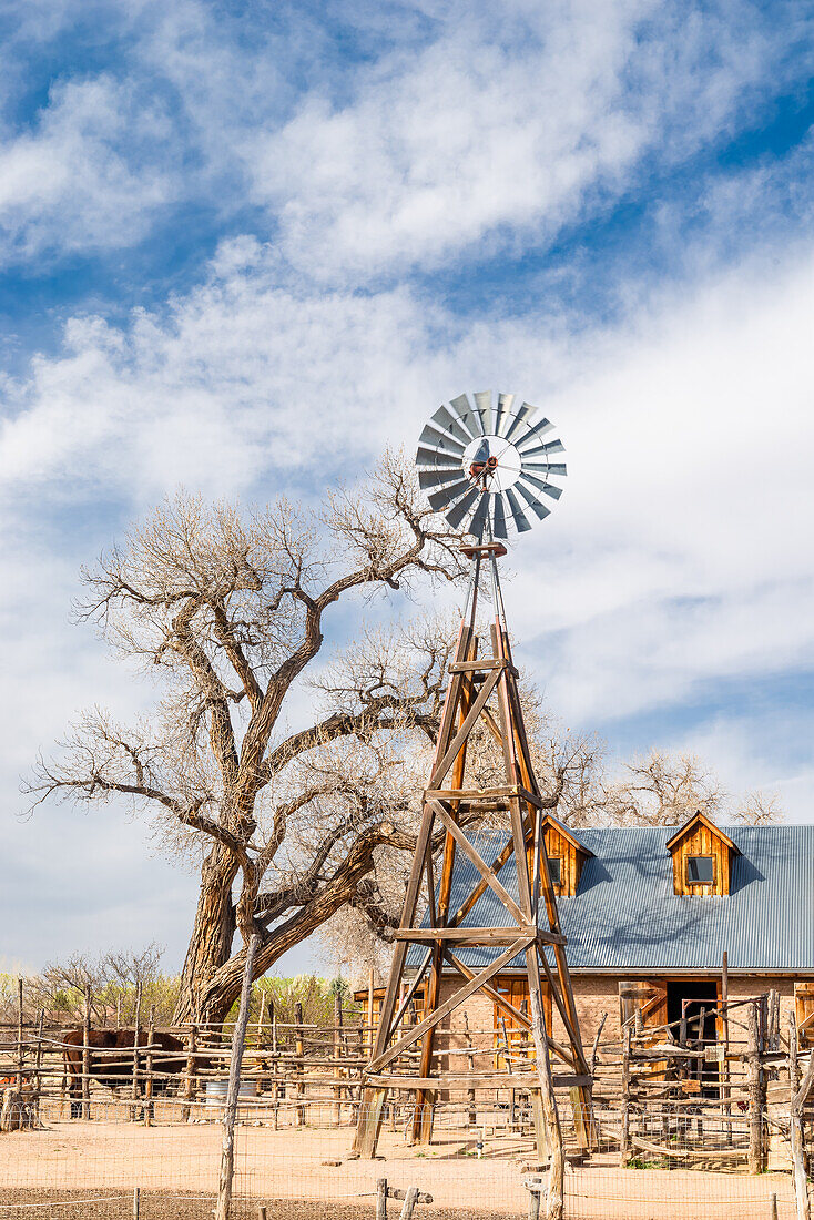 Nachbildung einer alten Farm im westlichen Stil in Albuquerque, New Mexico, USA