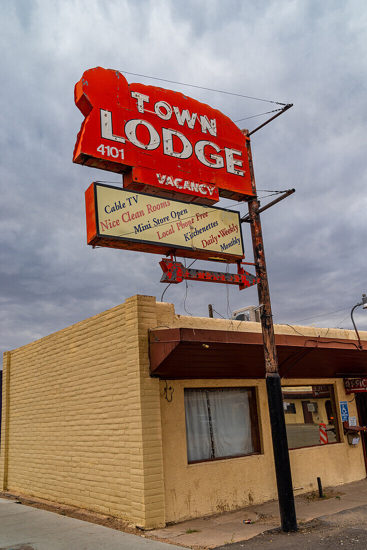 Alte Leuchtreklame eines Motels namens Town Lodge an der ehemaligen Route 66 in Albuquerque, New Mexico, USA
