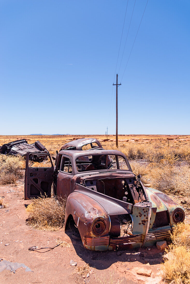 Verrostetes altes Auto mit Einschusslöchern in der Wüste von Arizona, USA