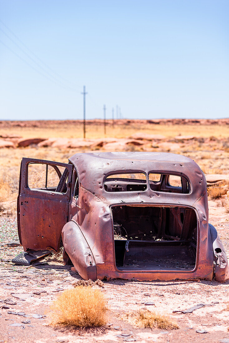 Verrostetes altes Auto mit Einschusslöchern in der Wüste von Arizona, USA