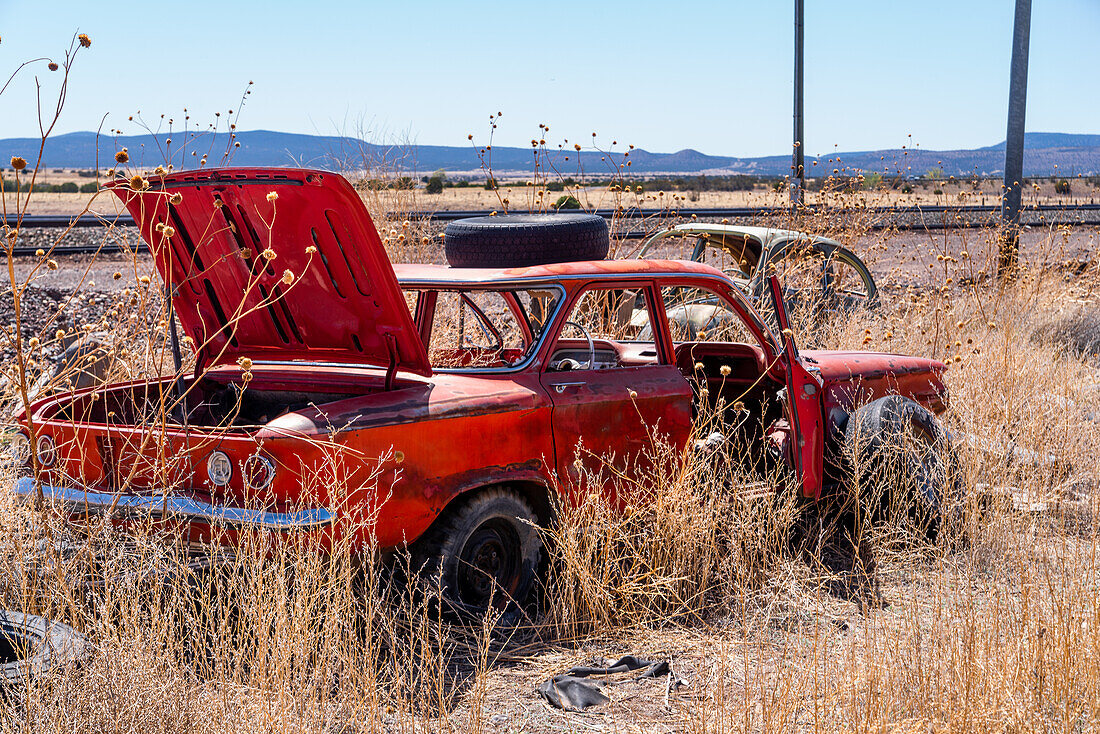 Rostiges Oldtimerauto entlang der Route 66 in der Wüste von Arizona, USA